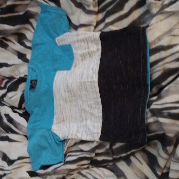 Boys 3t multi color has front pocket nice shirt gently used - Picture 3 of 5